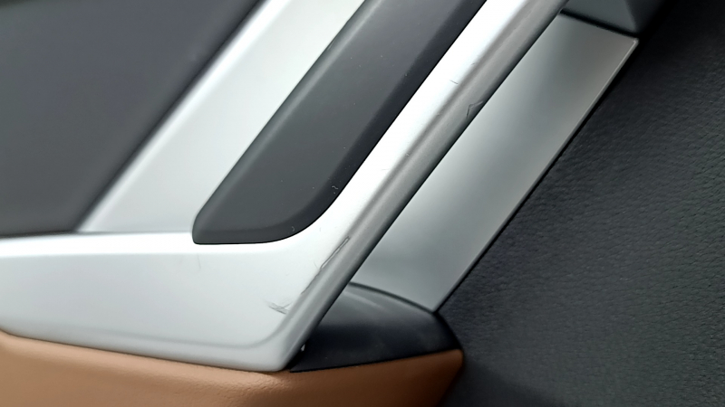 Rear left door panel assembly for Audi Q3 83A 19-25 black, black leather insert, brown leather armrest, chrome moldings, scratches