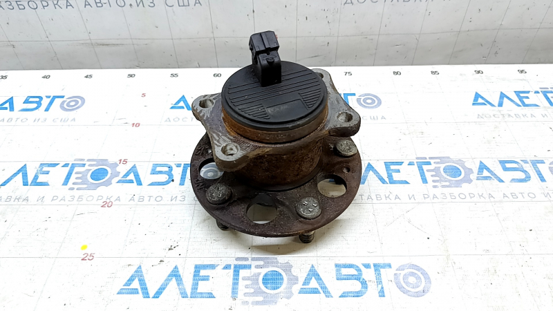 The rear left hub of a Hyundai Elantra AD 17-20 is rusty.