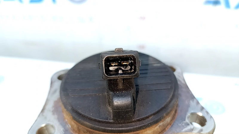 The rear left hub of a Hyundai Elantra AD 17-20 is rusty.