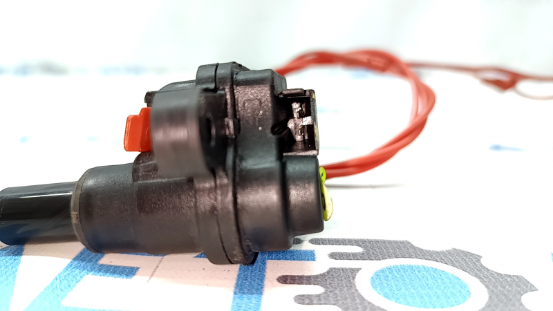 The fuel filler flap lock on the Audi Q3 83A 19-20 has a broken connector.