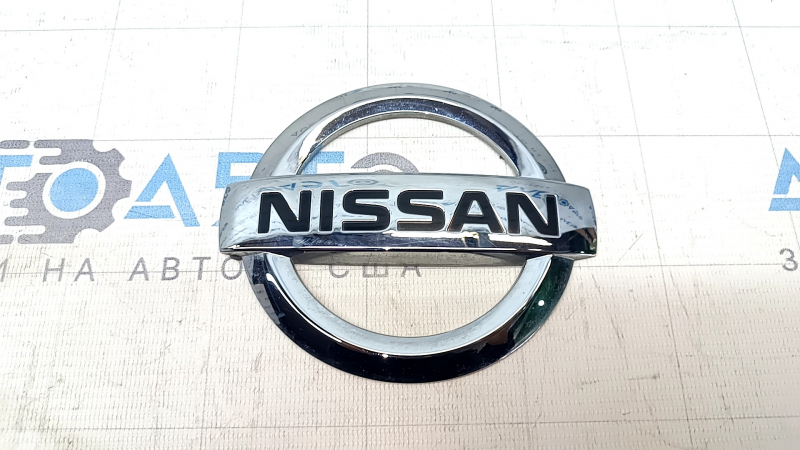 The Nissan logo emblem on the tailgate of a Nissan Leaf 18-22 has broken guides.
