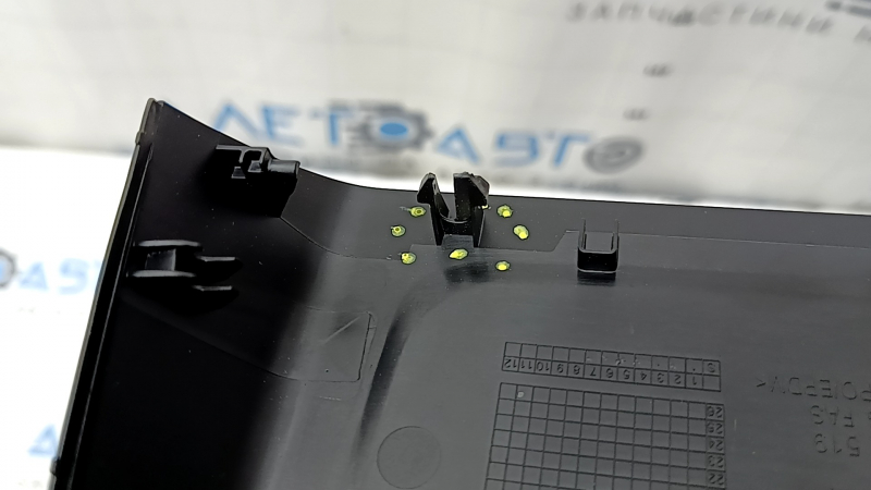 The interior mirror cover for the Audi Q3 83A 19-25 is black and has broken fasteners.