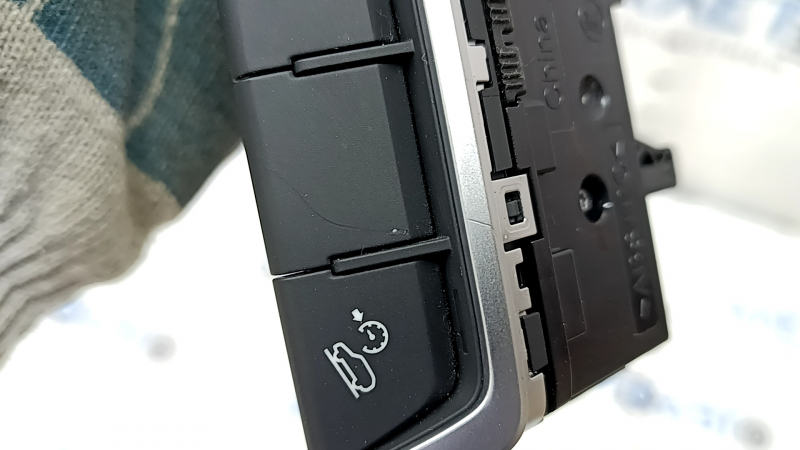 Audi Q3 83A 19-25 center console button block for parking sensors, stop/go, and drive select, scratches