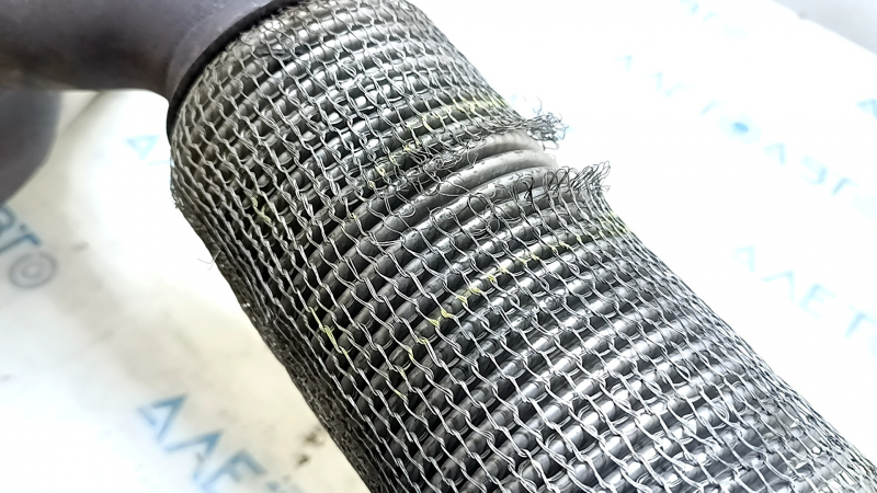 Audi A3 8V 15-20 2.0T exhaust pipe with catalytic converter under the muffler on both sides, the mesh on the corrugation is torn