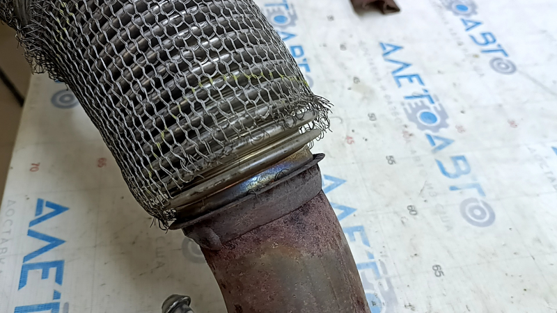 Audi A3 8V 15-20 2.0T exhaust pipe with catalytic converter under the muffler on both sides, the mesh on the corrugation is torn