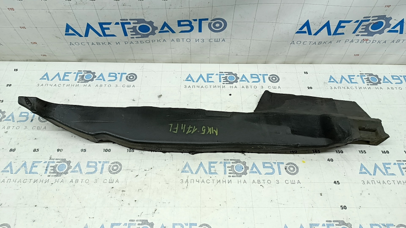 The left door-wing seal of the VW Tiguan 18-24 is torn.