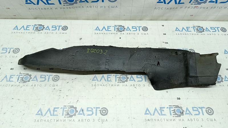 The left door-wing seal of the VW Tiguan 18-24 is torn.
