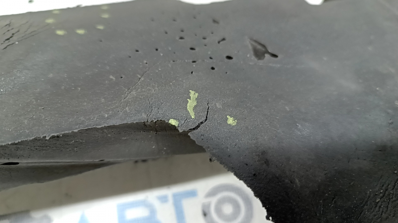 The left door-wing seal of the VW Tiguan 18-24 is torn.