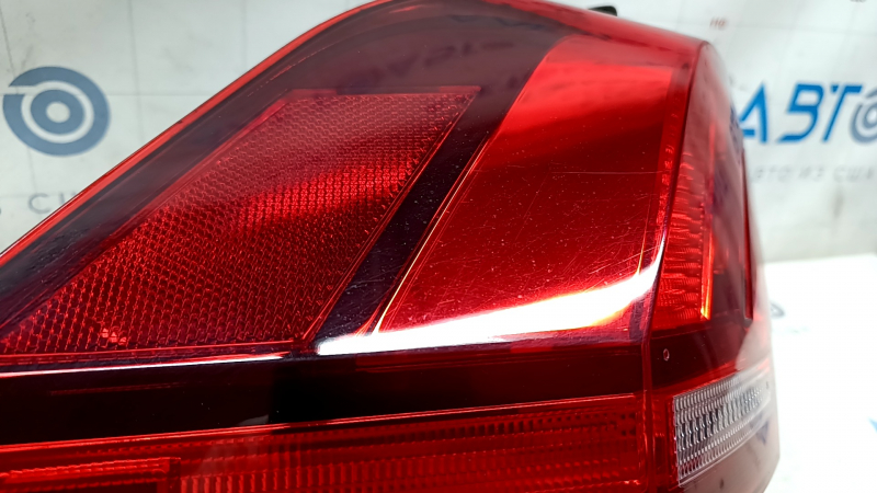 Left outer fender light for a VW Tiguan 18-24 USA, scratched, cracked