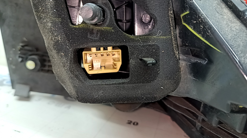 Left outer fender light for a VW Tiguan 18-24 USA, scratched, cracked