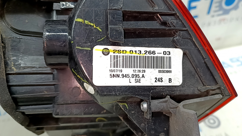 Left outer fender light for a VW Tiguan 18-24 USA, scratched, cracked