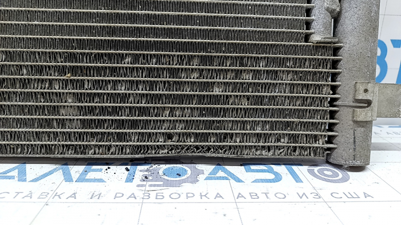 The air conditioning radiator condenser of the VW Tiguan 18-24 Keihin is dented, bent, and the honeycombs are falling out.