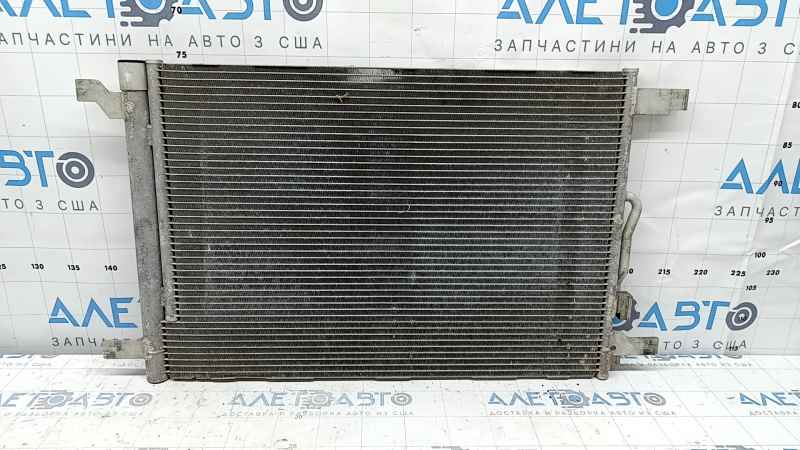 The air conditioning radiator condenser of the VW Tiguan 18-24 Keihin is dented, bent, and the honeycombs are falling out.