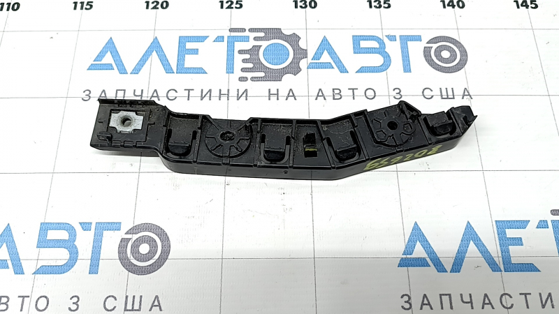 The front bumper mount, right fender, Jeep Cherokee KL 19-23, is broken.