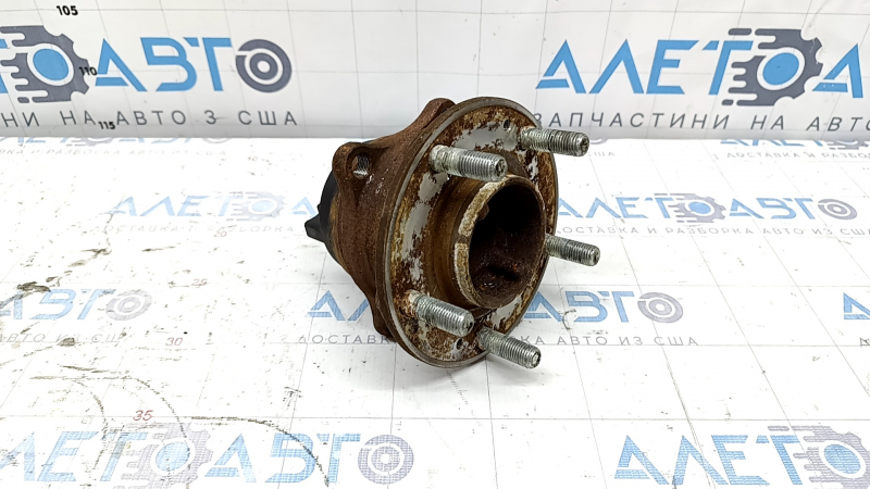 Rear left hub Hyundai Santa FE Sport 13-18 FWD, rusty