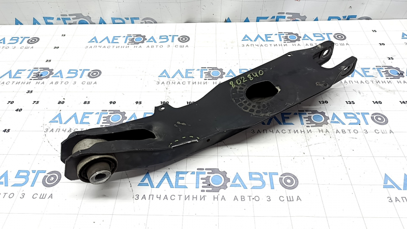 Lower control arm under the rear right spring, Jeep Grand Cherokee WL 21-25, missing fragment