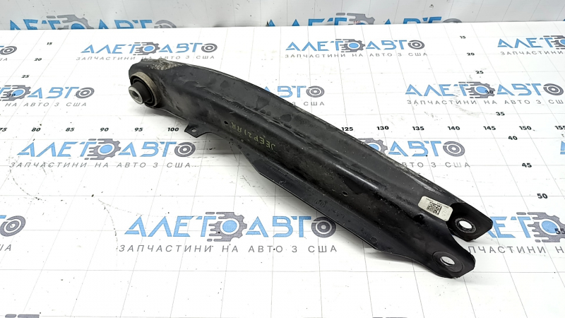 Lower control arm under the rear right spring, Jeep Grand Cherokee WL 21-25, missing fragment