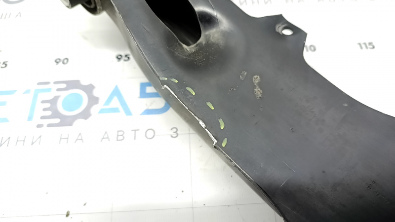 Lower control arm under the rear right spring, Jeep Grand Cherokee WL 21-25, missing fragment