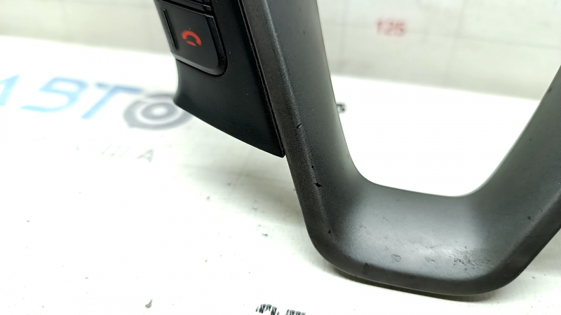 The steering wheel controls on a Hyundai Santa FE Sport 2017-2018 restyling have worn trim and broken fasteners.