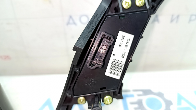 The steering wheel controls on a Hyundai Santa FE Sport 2017-2018 restyling have worn trim and broken fasteners.