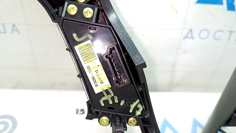 The steering wheel controls on a Hyundai Santa FE Sport 2017-2018 restyling have worn trim and broken fasteners.
