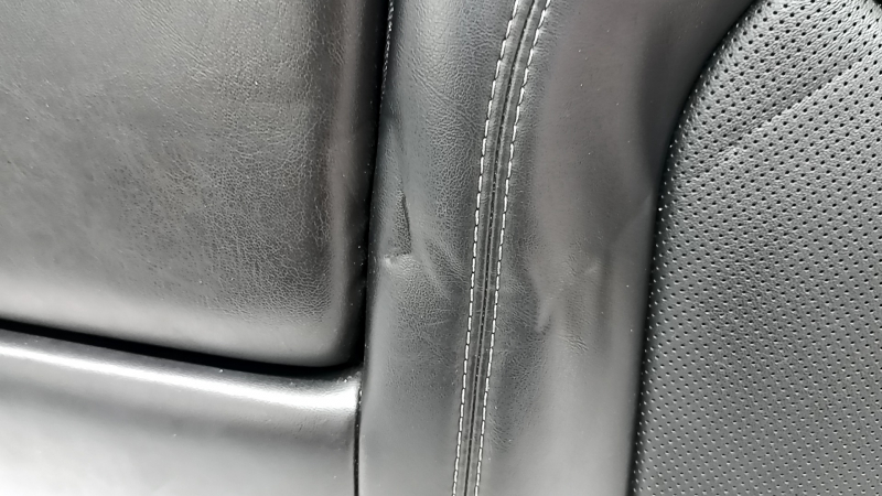 Left rear seat backrest for Jeep Cherokee KL 19 - black leather, with armrest, perforation, dented, dents on the back, broken trim