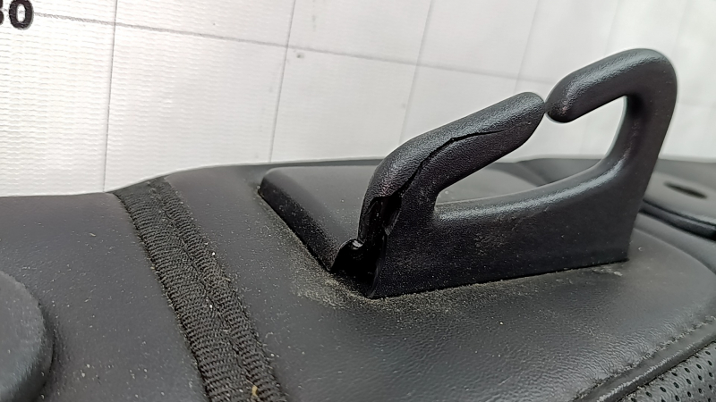 Left rear seat backrest for Jeep Cherokee KL 19 - black leather, with armrest, perforation, dented, dents on the back, broken trim