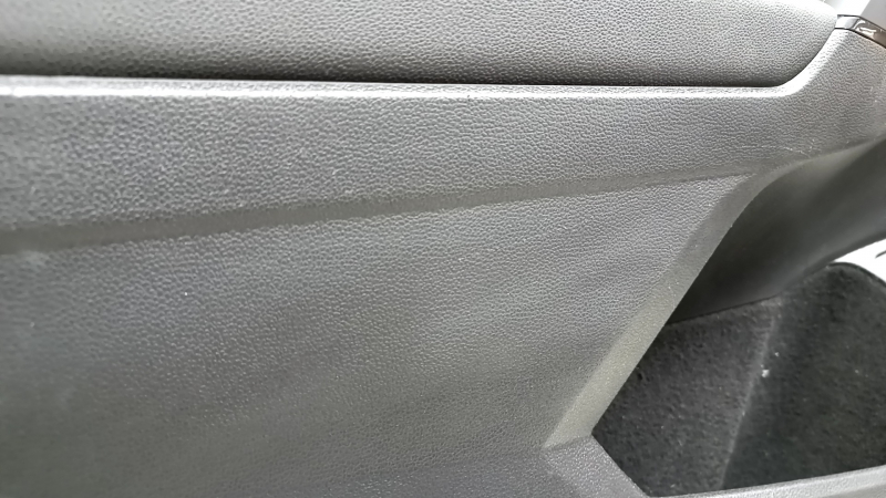 Black front left door panel for a VW Tiguan 18-20, with a buzzer, leather armrest, gray leather insert, with a handle, scratches