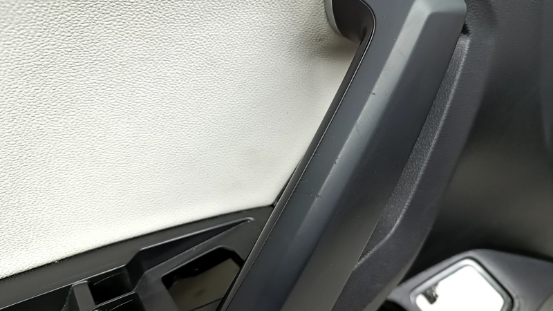 Black front left door panel for a VW Tiguan 18-20, with a buzzer, leather armrest, gray leather insert, with a handle, scratches