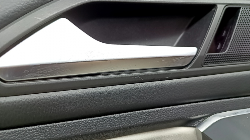 Black front left door panel for a VW Tiguan 18-20, with a buzzer, leather armrest, gray leather insert, with a handle, scratches