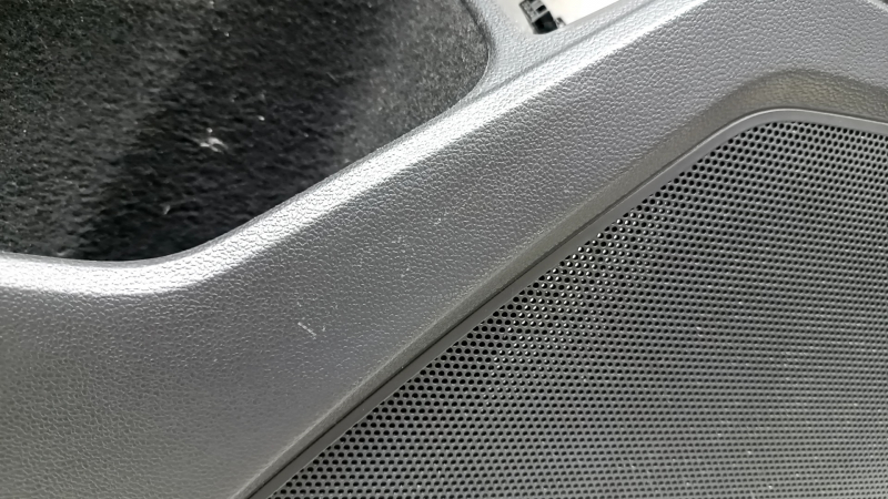 Black front left door panel for a VW Tiguan 18-20, with a buzzer, leather armrest, gray leather insert, with a handle, scratches