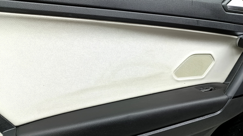 Black rear left door panel for VW Tiguan 18-20, leather armrest, gray leather insert, with handle, scratches