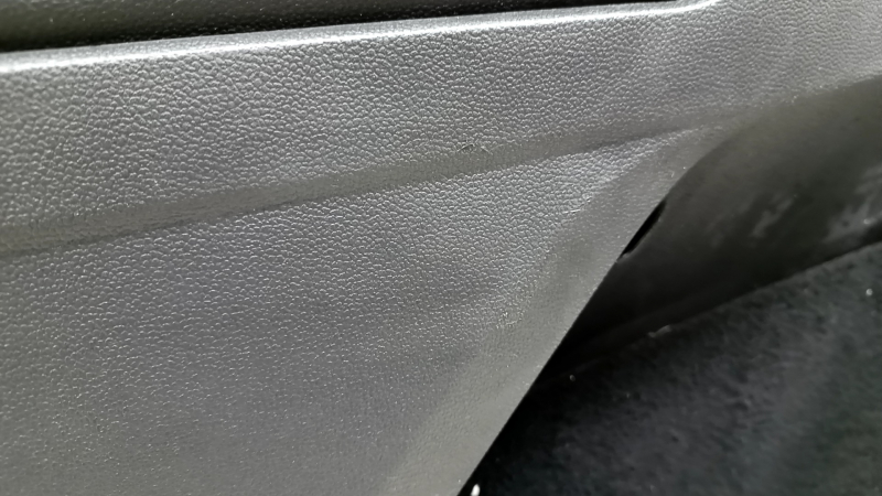 Black rear left door panel for VW Tiguan 18-20, leather armrest, gray leather insert, with handle, scratches