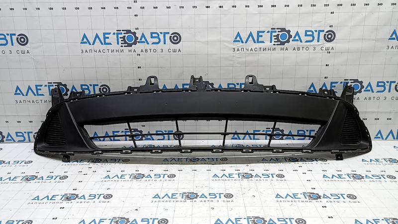 Lower grille of the front bumper of the Kia Sorento 19-20 without radar, tears, deformed, scratches