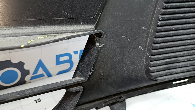Lower grille of the front bumper of the Kia Sorento 19-20 without radar, tears, deformed, scratches