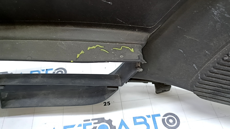 Lower grille of the front bumper of the Kia Sorento 19-20 without radar, tears, deformed, scratches