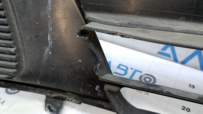 Lower grille of the front bumper of the Kia Sorento 19-20 without radar, tears, deformed, scratches