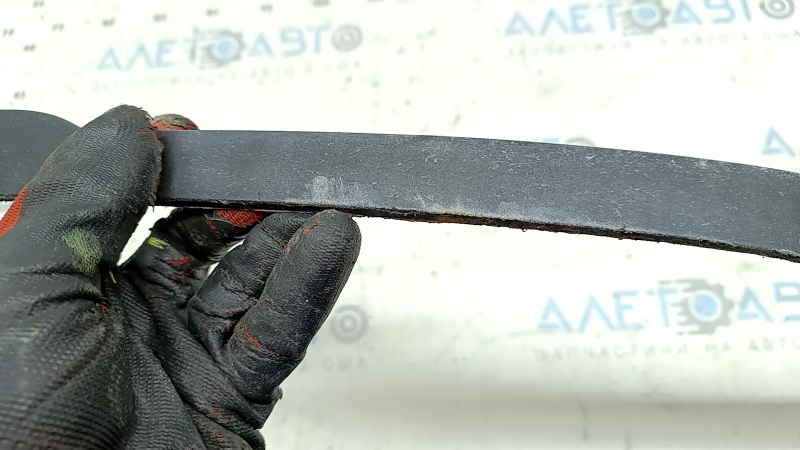 The front bumper lip of the Hyundai Santa FE Sport 13-18 type 2 is worn, the fastening is torn