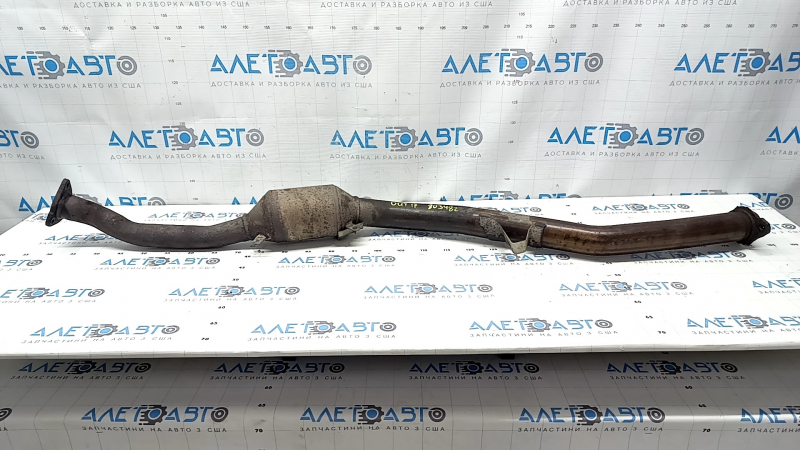 The Subaru Outback 15-18 exhaust pipe with catalytic converter is rusty.