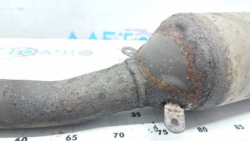 The Subaru Outback 15-18 exhaust pipe with catalytic converter is rusty.