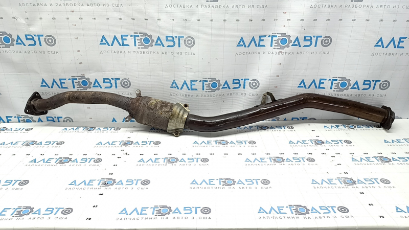 The Subaru Outback 15-18 exhaust pipe with catalytic converter is rusty.