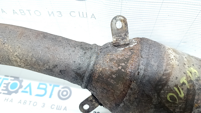 The Subaru Outback 15-18 exhaust pipe with catalytic converter is rusty.