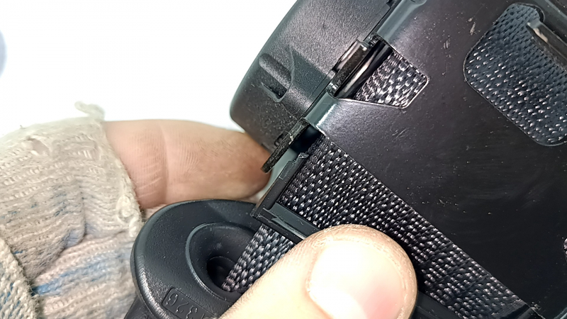 Seat belt 3rd row left Jeep Grand Cherokee WL 21-25 black, long, broken guide