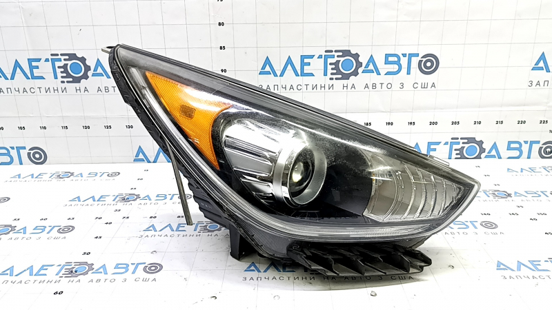 Kia Niro 17-19 HEV, PHEV right front headlight with bracket, halogen, LED DRL, polishable, scratches, spider web on the glass