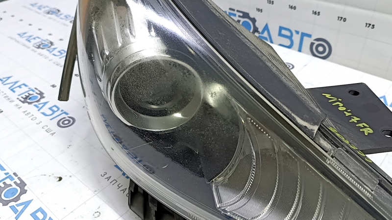 Kia Niro 17-19 HEV, PHEV right front headlight with bracket, halogen, LED DRL, polishable, scratches, spider web on the glass