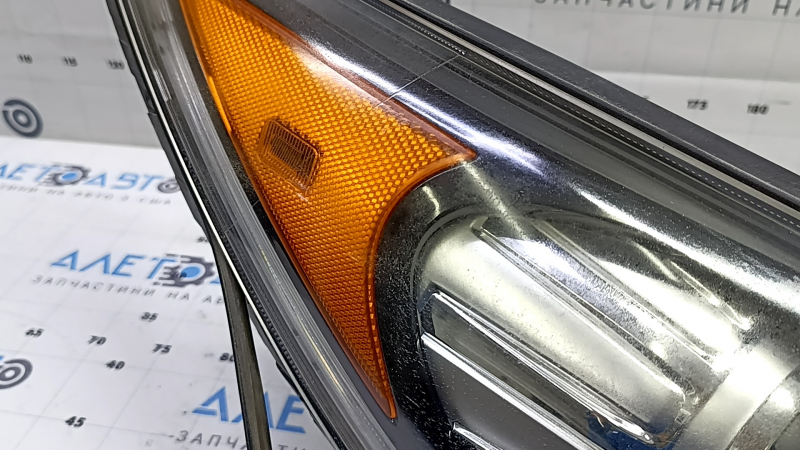 Kia Niro 17-19 HEV, PHEV right front headlight with bracket, halogen, LED DRL, polishable, scratches, spider web on the glass