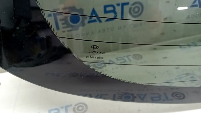 Rear glass for the trunk door of a Hyundai Santa FE Sport 17-18 rest.