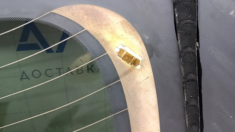 Rear glass for the trunk door of a Hyundai Santa FE Sport 17-18 rest.