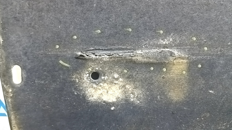 The right underbody protection of the Kia Niro 17-22 HEV, PHEV is torn.