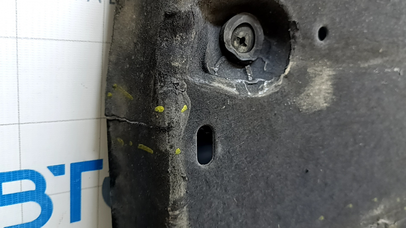 The right underbody protection of the Kia Niro 17-22 HEV, PHEV is torn.